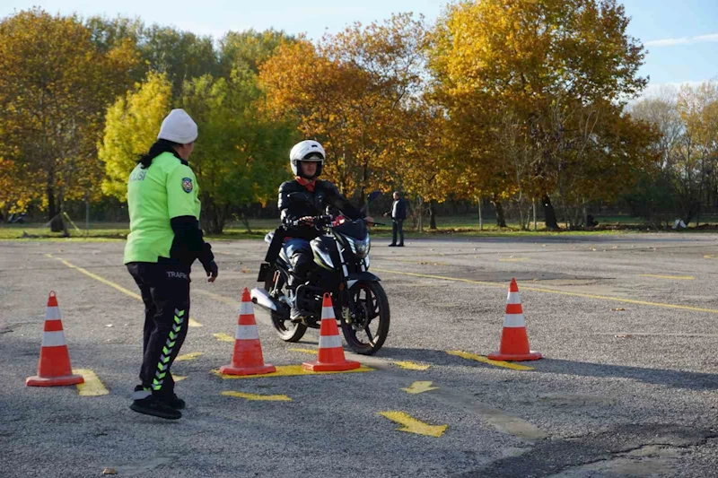Uzman polisler, meslektaşlarına motosiklet eğitimi veriyor
