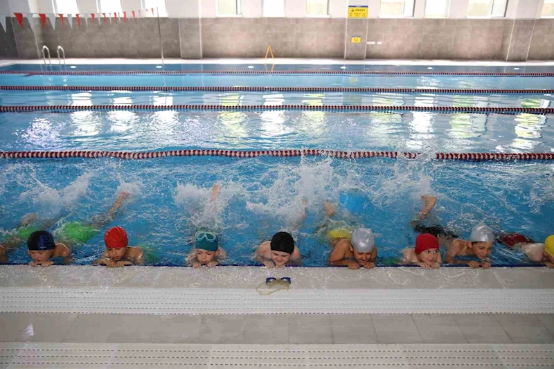 Atila Aydıner’den Bayrampaşa’ya bir yılda yarı olimpik yüzme havuzu
