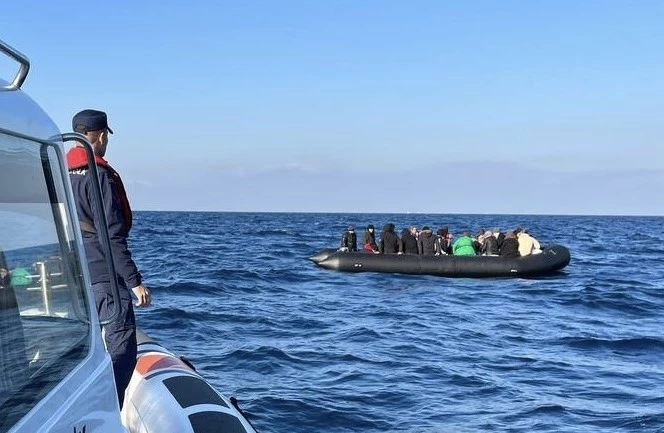 Yunan unsurlarınca ölüme terk edilen 32 kaçak göçmen kurtarıldı
