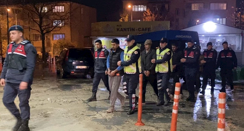 Jandarmanın yürürken durdurduğu 4 kişi kaçak göçmen çıktı
