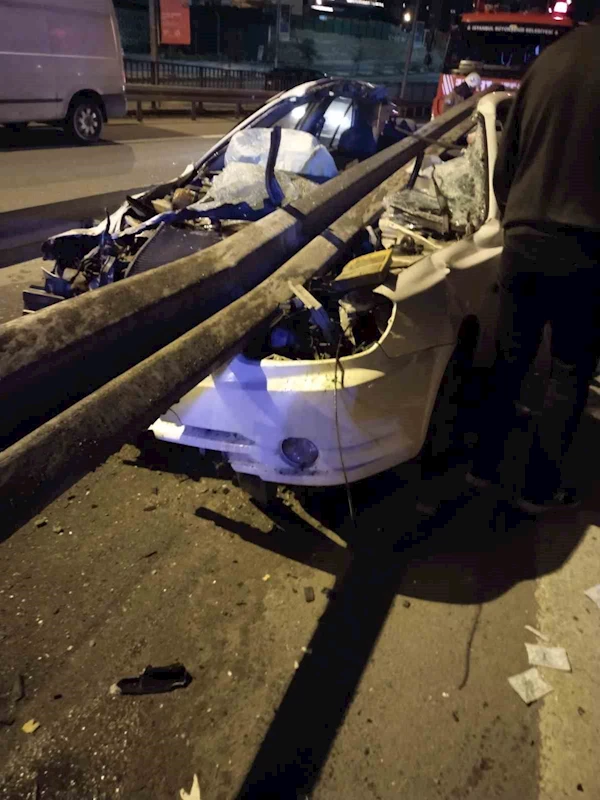 Ataşehir’de sürücüsünün kontrolünden çıkan otomobil bariyere girdi: 1 yaralı
