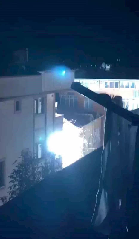 İstanbul’da elektrik tellerinin patladığı anlar kamerada: Geceyi gündüze çevirdi