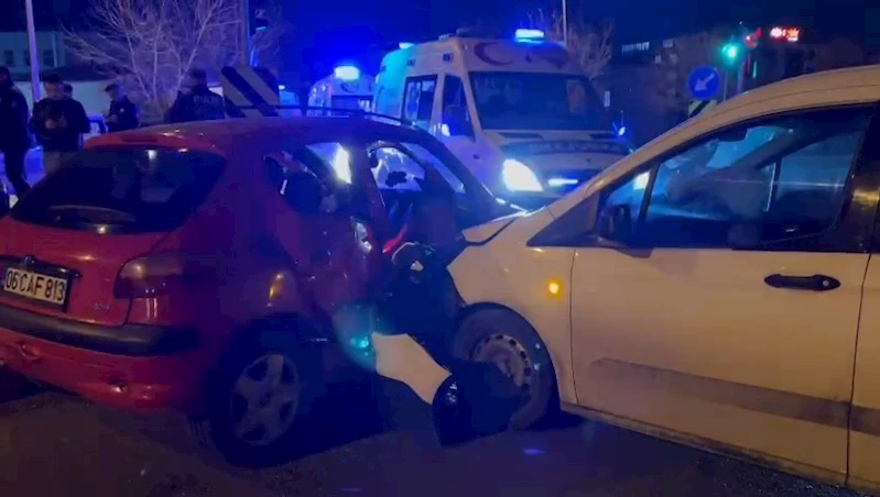 Sancaktepe’de iki araç kafa kafaya çarpıştı: 4 ağır yaralı
