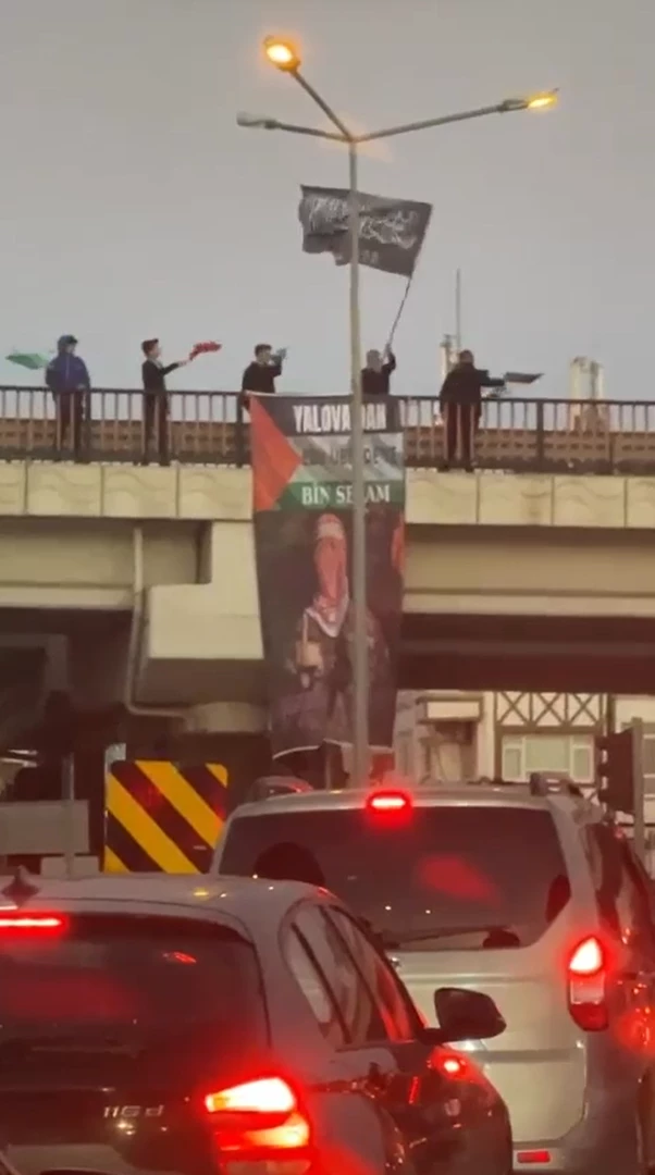 Yalova’da köprülü kavşakta Filistin’e destek eylemi
