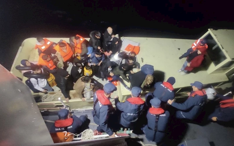 Ayvacık açıklarında teknede 44 kaçak göçmen ile 1 göçmen kaçakçısı yakalandı
