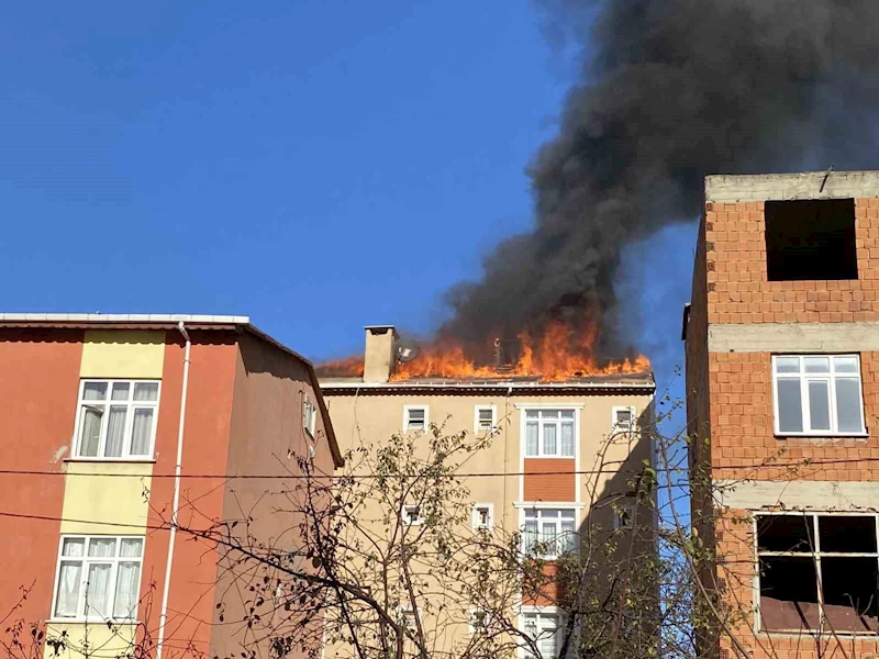 Sultanbeyli’de apartman çatısı alev alev yandı
