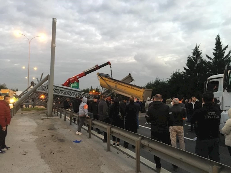 TEM’de damperi açılan tır yön levhasını devirdi: Ankara istikameti trafiğe kapandı