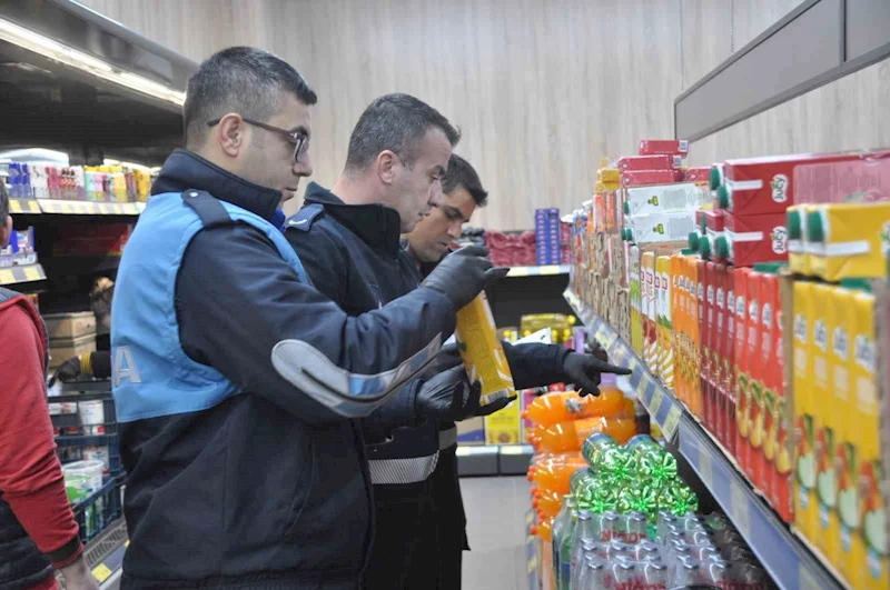 Lapseki’de belediye ekipleri marketlerde fiyat denetimleri yaptı
