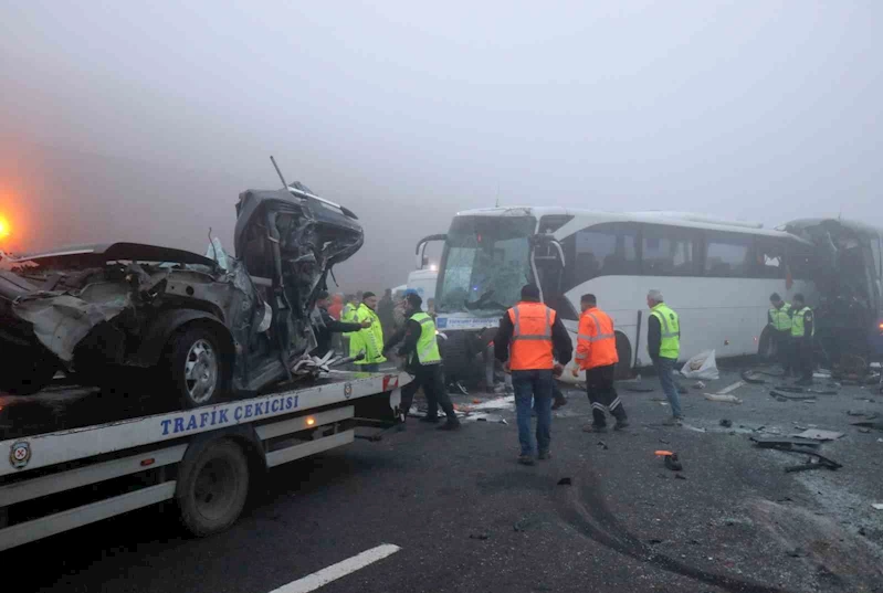 10 kişinin öldüğü kazada yaralananların arasında otobüs dalmış

