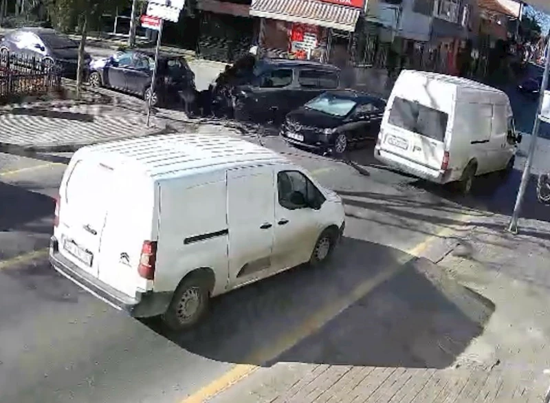 Sakarya’da 4 aracın karıştığı zincirleme kaza kamerada: Vatandaşlar yardıma böyle koştu
