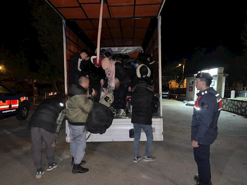 Çanakkale’de kamyonet içerisinde 41 kaçak göçmen yakalandı

