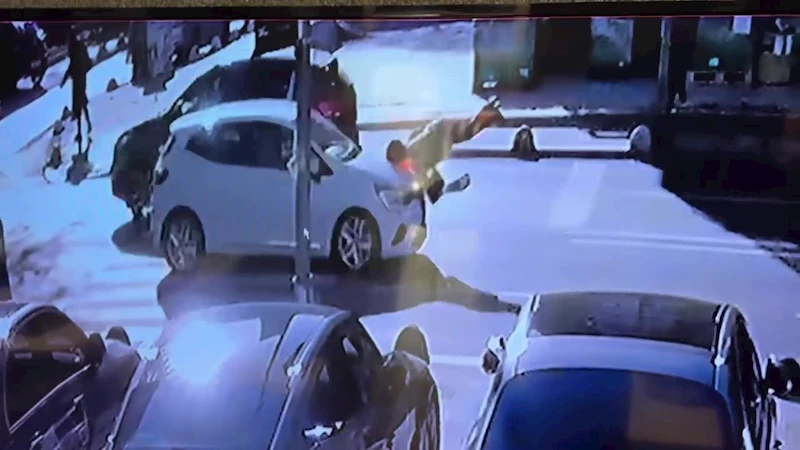 Kadıköy’de yolun karşısına geçen kadına otomobilin çarptığı kaza kamerada

