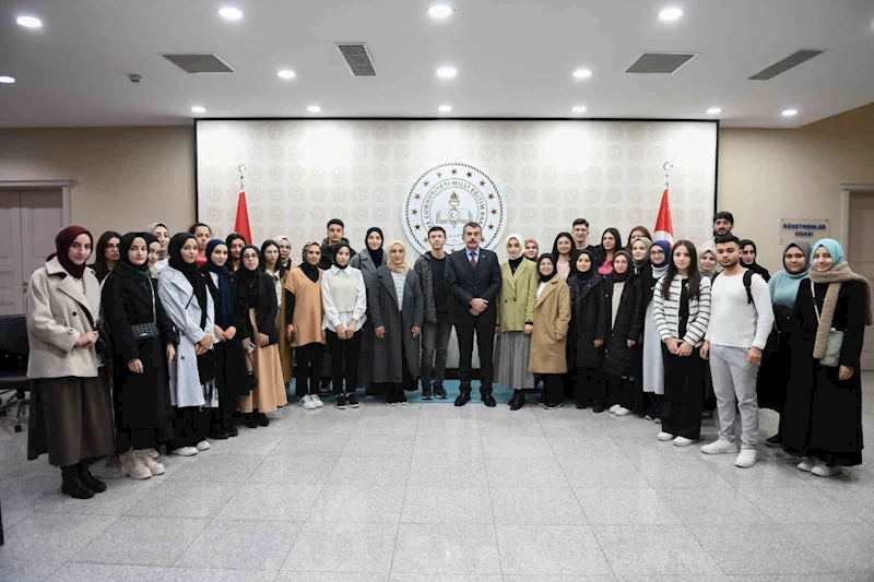 Bakan Tekin, BUÜ’lü öğrencileri ağırladı
