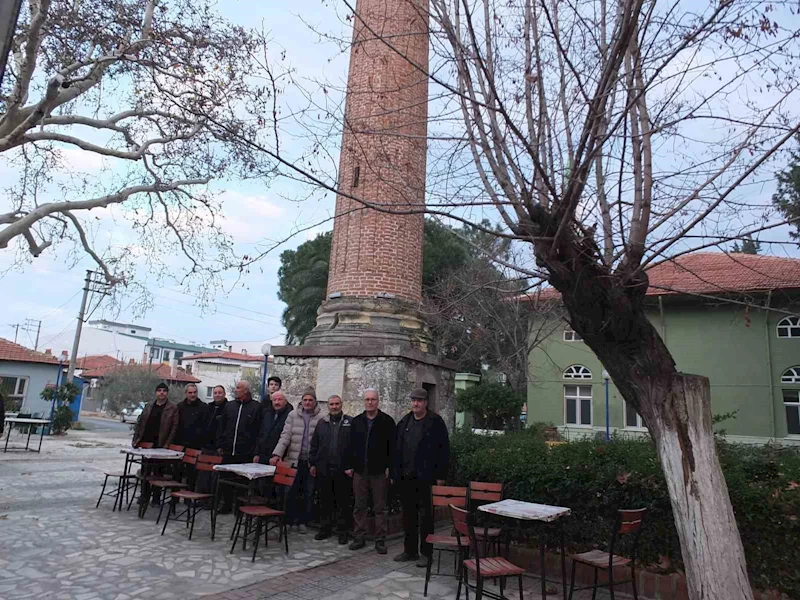 Burhaniye’de camisiz minare mahallenin simgesi oldu
