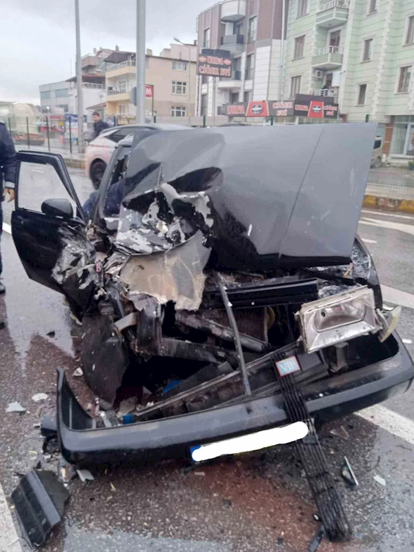 Yalova’da otomobil otobüse arkadan çarptı: 4 yaralı
