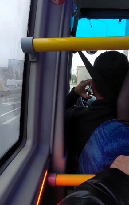 Yol boyunca telefonla konuştu, minibüs şoförünün o halleri kamerada
