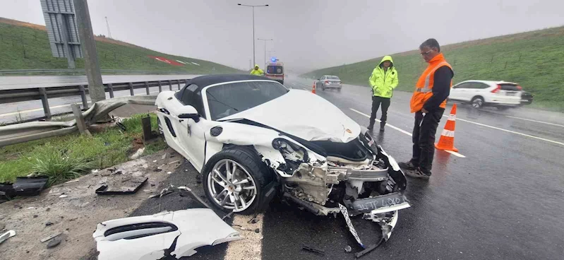 Sultangazi’de direksiyon hakimiyetini kaybeden sürücü bariyere çarptı: Lüks araç hurdaya döndü
