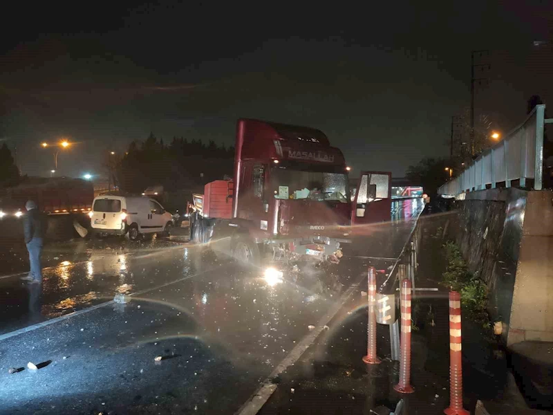 Bariyerleri aşan tır karşı şeritte durabildi
