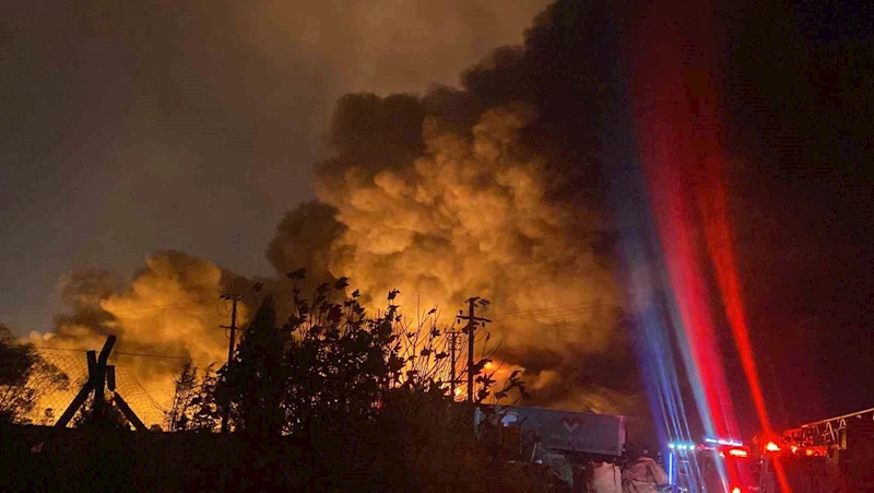 Kocaeli’nin Gebze ilçesinde bir palet fabrikasında yangın çıktı. Olay yerine çok sayıda itfaiye ekibi sevk edilirken yangına müdahale sürüyor.

