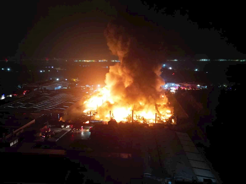 Kocaeli’de fabrikada çıkan yangın böyle görüntülendi
