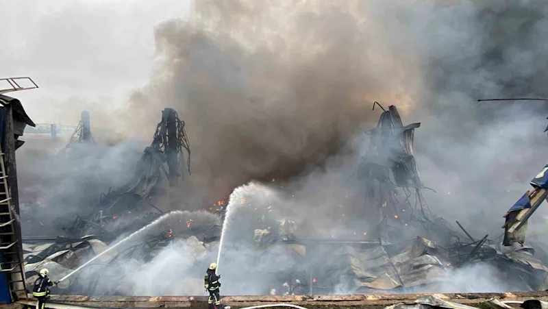 Kocaeli’de lojistik fabrikasının deposunda çıkan yangın devam ediyor
