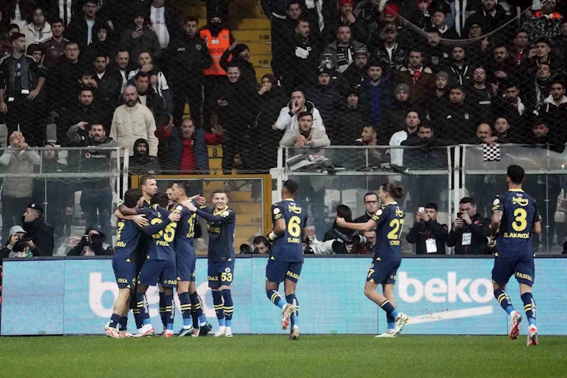 Trendyol Süper Lig: Beşiktaş: 1 - Fenerbahçe: 1 (İlk yarı)
