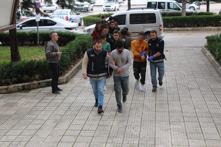 İnsan kaçakçılarının planı ihbarla bozuldu, 8 kaçak göçmen yakalandı
