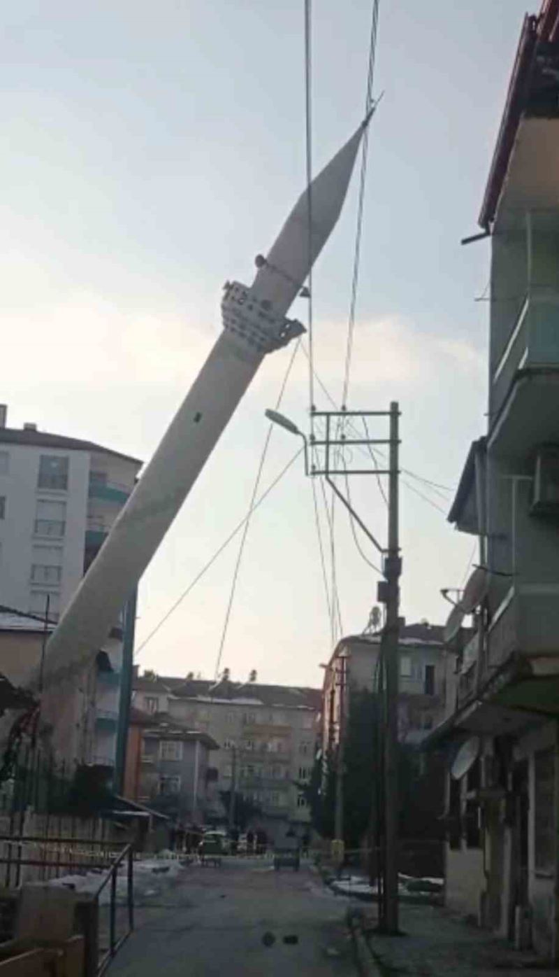 Elazığ’da hasar alan minare kontrollü bir şekilde yıkıldı
