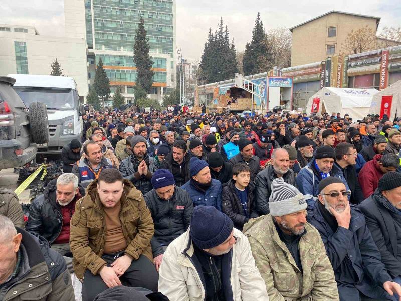 Kahramanmaraş’ta depremzedeler cuma namazında dua etti
