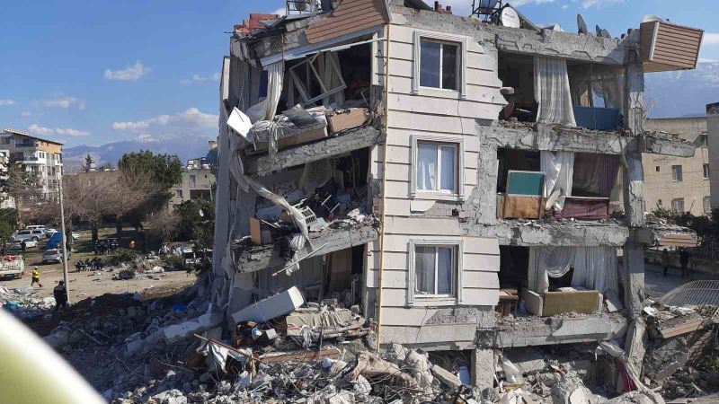 İzmir ekipleri depremin 102. saatinde bir canı daha kurtardı
