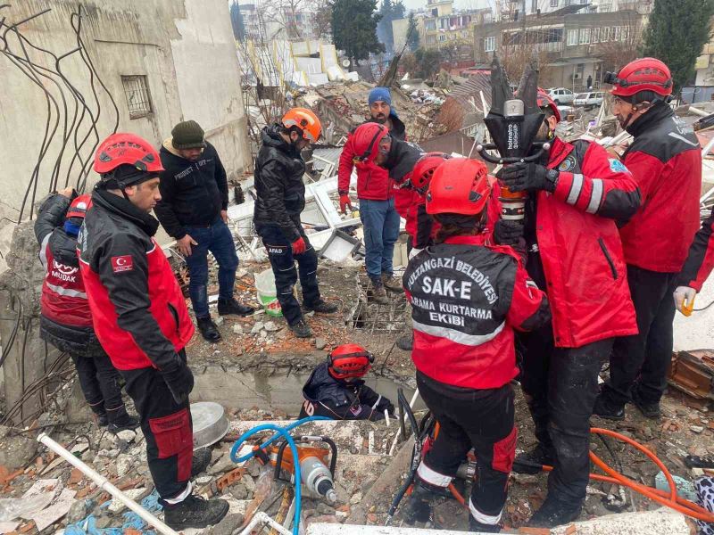 SAK-E deprem bölgesinde arama kurtarma faaliyetlerini aralıksız sürdürüyor
