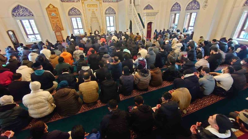 Tokyo Camii’nde depremde hayatını kaybedenler için gıyabi cenaze namazı