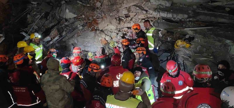 Depremden 111 saat sonra enkazdan sağ olarak kurtarıldı
