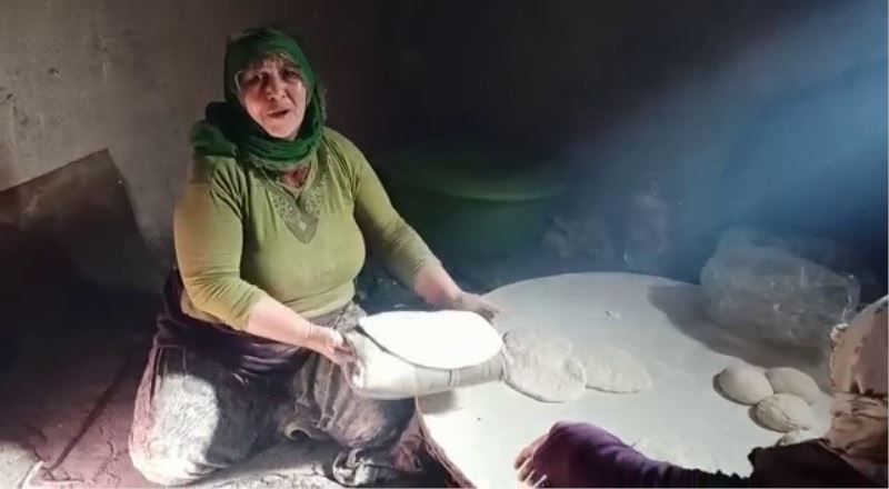 Karayazılı kadınlar depremzedeler için tandır ekmeği yaptı
