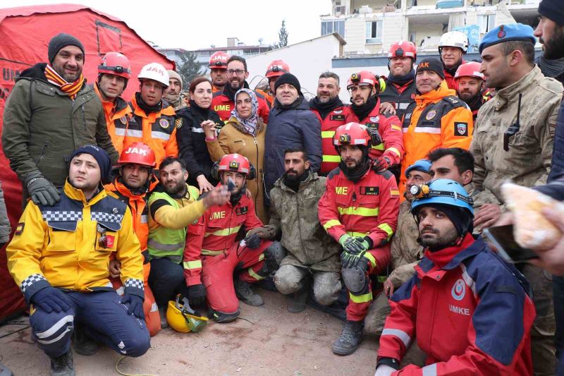 İspanyol ekip 106 saat sonra 2 çocuğu, 108 saat sonra çocukların annesini kurtardı