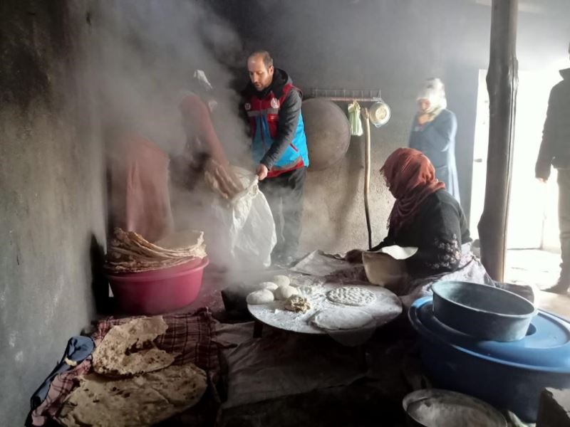 Çaldıranlı kadınlar depremzedeler için ekmek pişirdi
