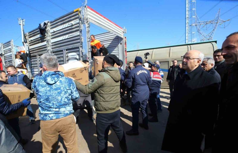 İzmir’den deprem bölgesine yardım treni