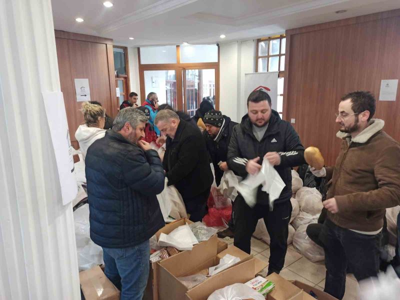 Sel felaketi yaşayan Bozkurt’tan depremzedelere yardım