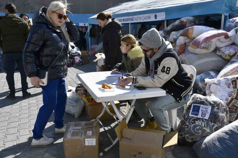 Kuşadası Halkı depremzedeler için kenetlendi
