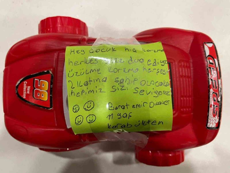 11 yaşındaki Berat oyuncağını deprem bölgesine gönderdi
