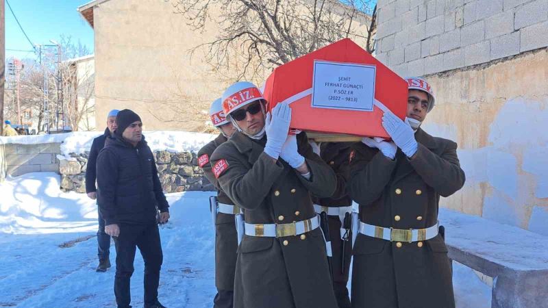 Depremde şehit düşen sözleşmeli er toprağa verildi
