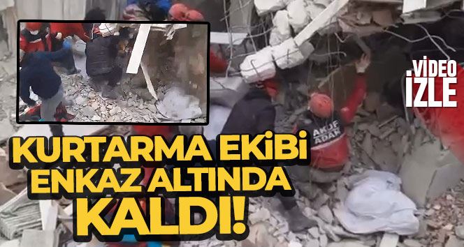 Kurtarma ekibinin enkaz altında kaldığı anlar kameraya yansıdı