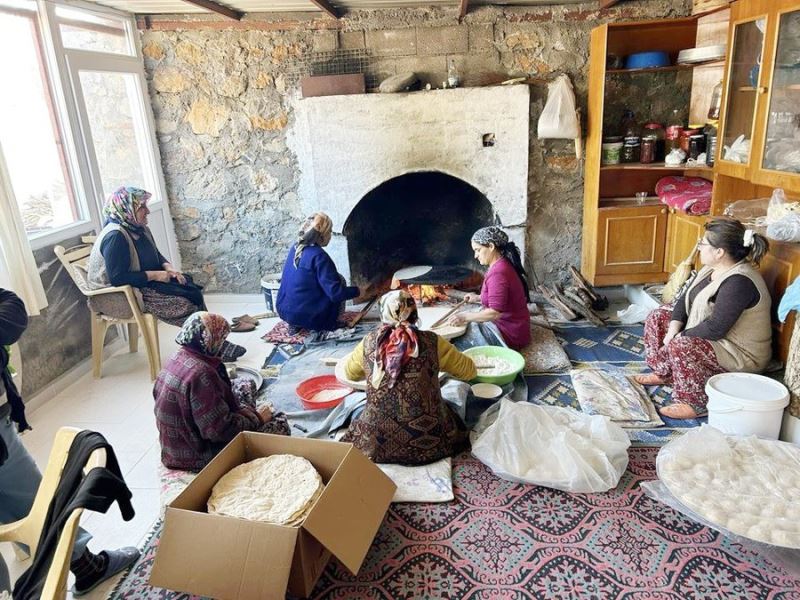 Gazipaşalı ev hanımları bazlama ve yufka ekmekleri deprem bölgesine gönderiyor
