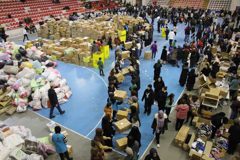 Amasya’da yüzlerce genç yardım kolilerini el ele taşıyor