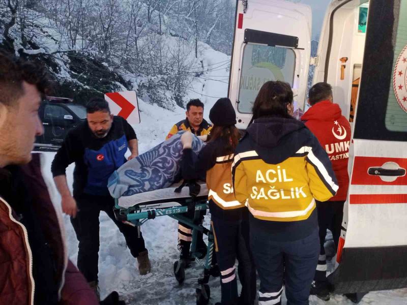Bölgede 1,5 metreye ulaşan karda mahsur kalan hastalar kurtarıldı
