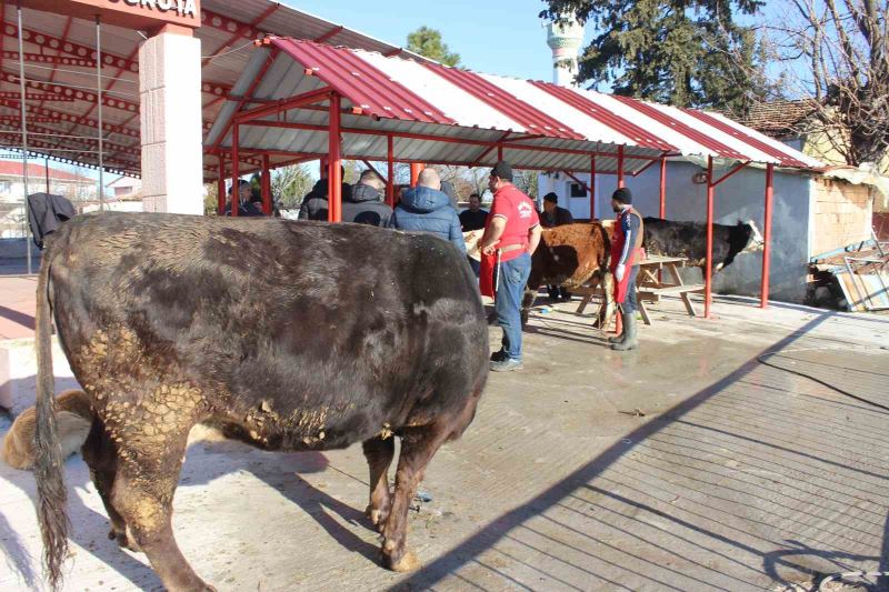 Köylü vatandaşlardan depremzedelere 2 ton sucuk
