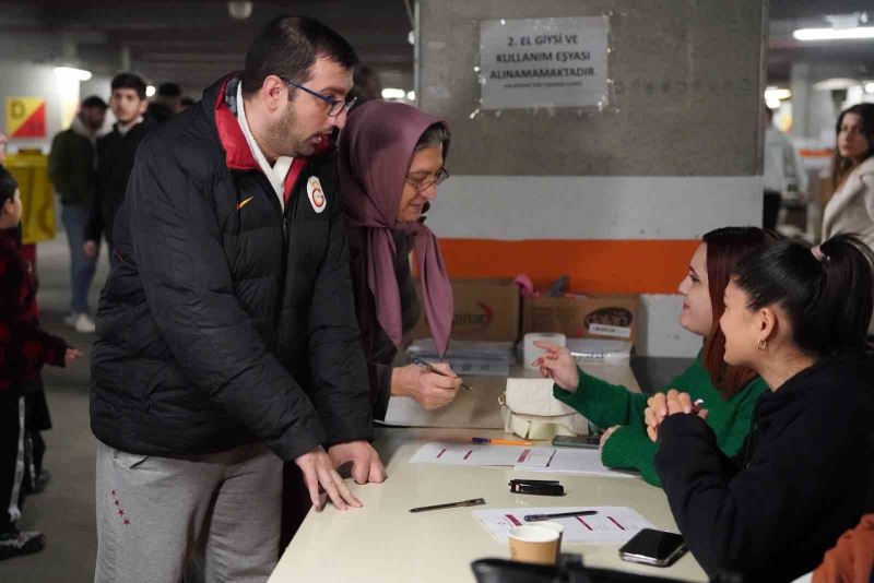 Nef Stadyumu’nda yardım toplama çalışmaları sürüyor
