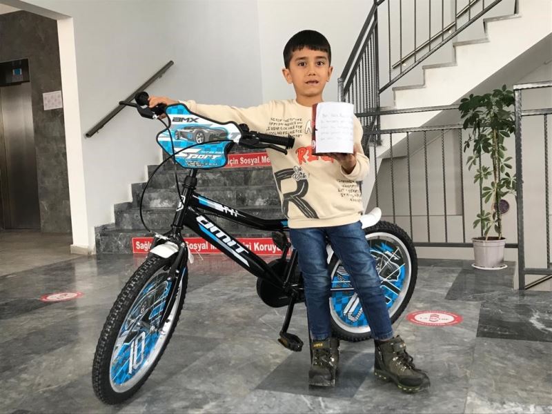 8 yaşındaki Poyraz bisiklet parasını deprem bölgesine yolladı

