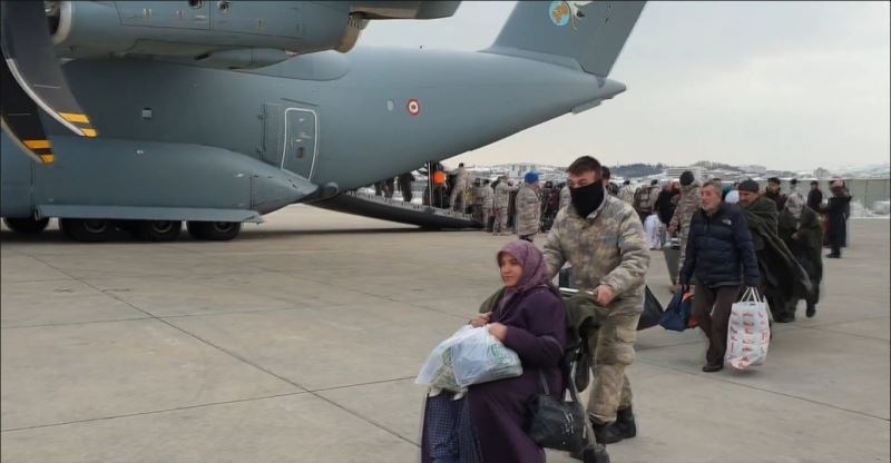 Malatya’daki depremzedeler uçaklarla Ankara’ya taşınmaya devam ediyor
