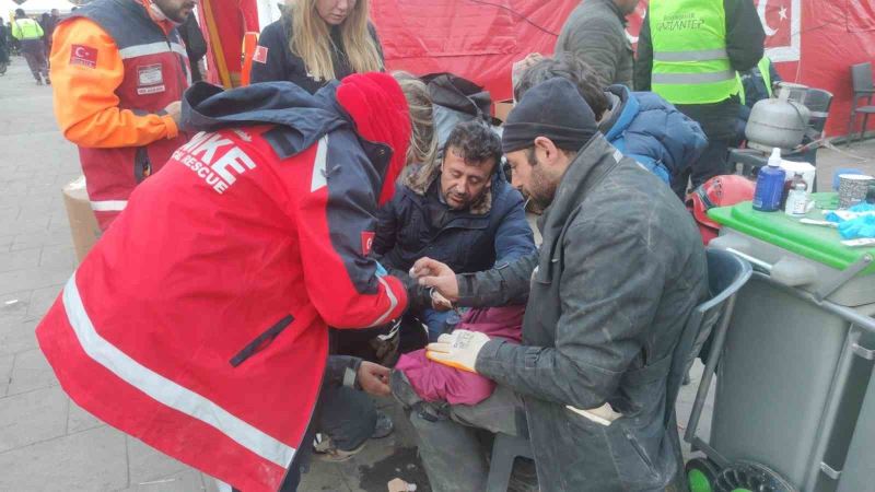 135 saat sonra enkazdan çıkan kedi tedavi altına alındı
